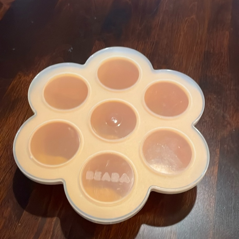 BEABA.  Silicone divided container with cover
